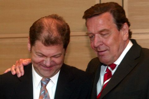 Der damalige Kanzler Gerhard Schröder legt seine Hand auf die Schulter von Olaf Scholz