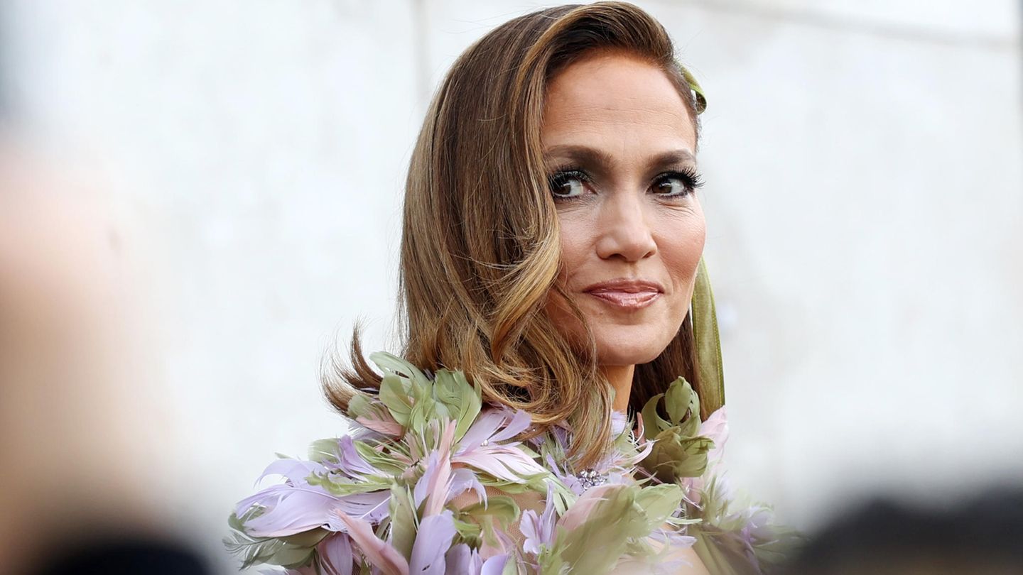 Jennifer Lopez: Wieder solo: Jennifer Lopez, 55, hat in dieser Woche die Scheidung von Ben Affleck eingereicht Wieder solo: Jennifer Lopez, 55, hat in dieser Woche die Scheidung von Ben Affleck eingereicht