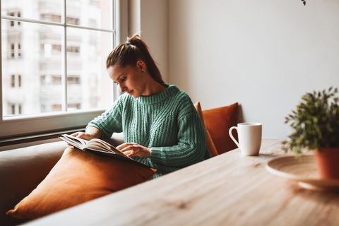 Eine Frau liest in einem Buch