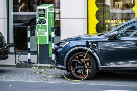 E-Autos mit Lithium-Ionen-Batterien gelten als klimafreundliche Alternative zum Verbrenner