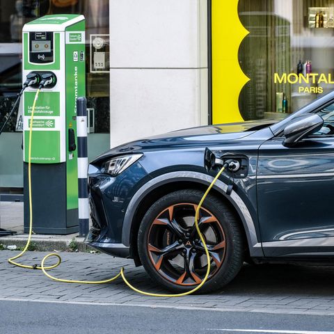 E-cars with lithium-ion batteries are considered a climate-friendly alternative to the combustion engineer