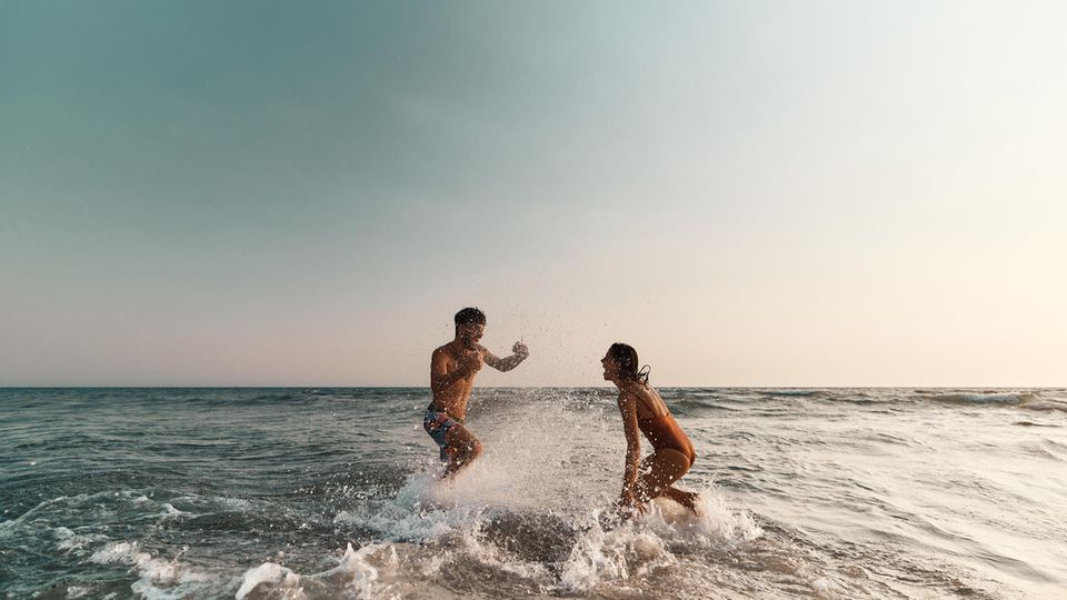 Ein Pärchen tobt im Meer