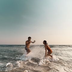 Ein Pärchen tobt im Meer
