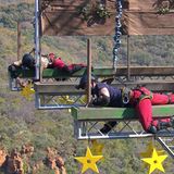 Bei der Dschungelprüfung "Der große Wurf von Mpumpa-Planka" müssen Gigi Birofio (r.) und Eric Stehfest in mutiger Höhe Sterne losknoten 