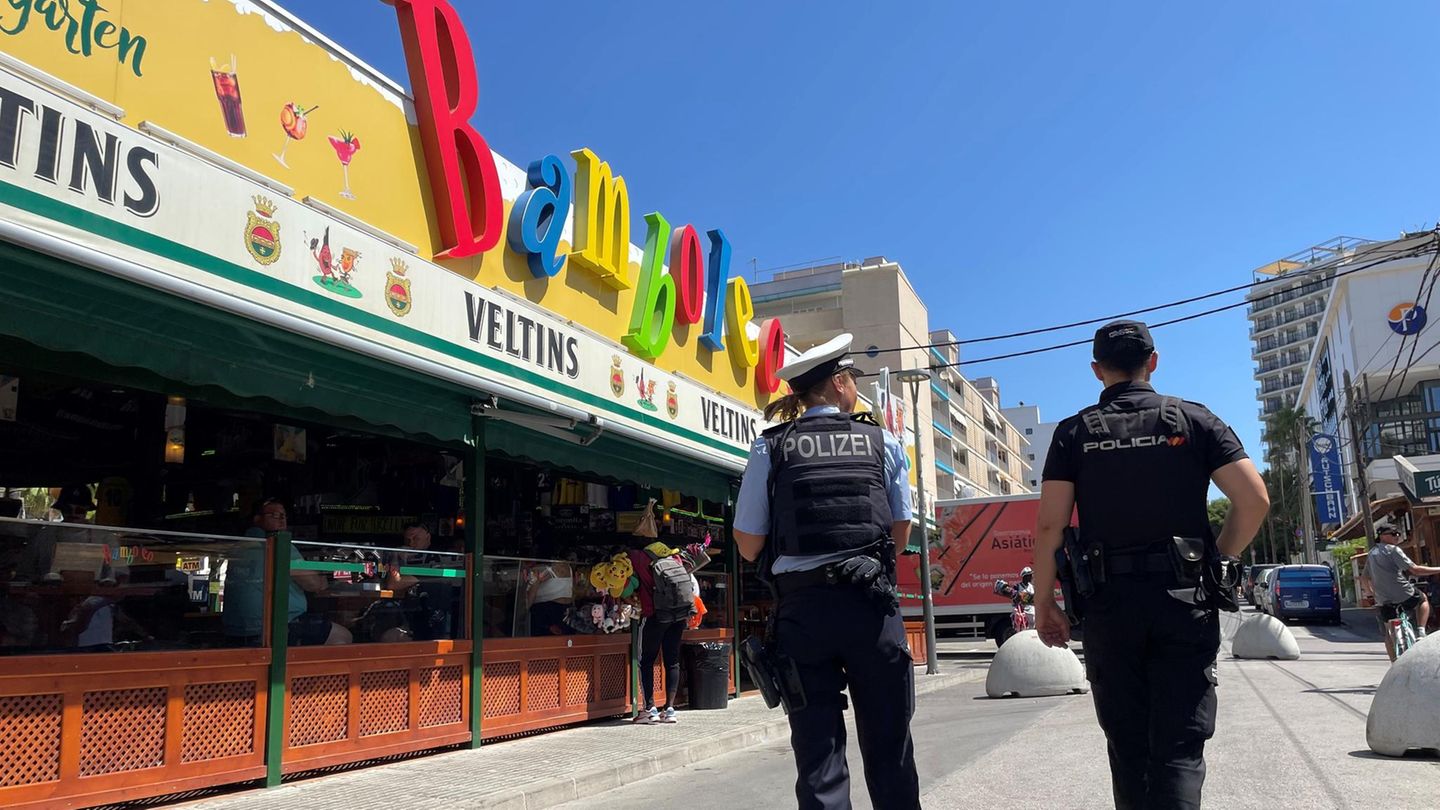 Beamte der Deutschen und Spanischen Polizei patrouillieren im Sommer 2023 auf Mallorca.