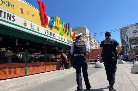 Beamte der Deutschen und Spanischen Polizei patrouillieren im Sommer 2023 auf Mallorca.