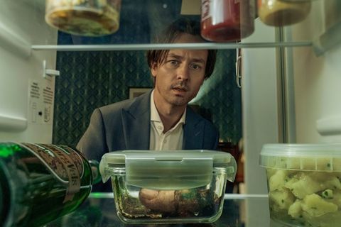 Den Finger des Mafia-Bosses immer griffbereit: Tom Schilling als Anwalt Björn Diemel.