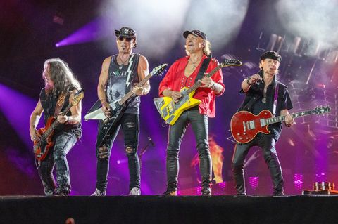Die Scorpions stehen - bis auf den Schlagzeuger - nebeneinander am Bühnenrand