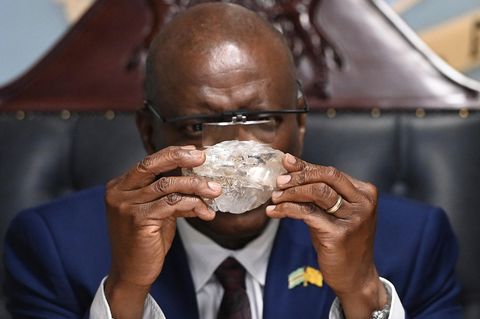 Botswanas Präsident Mokgweetsi Masisi begutachtet den vermutlich zweitgrößten Rohdiamant der Welt