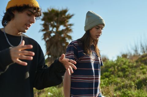 Zwei jungen Menschen sprechen beim Spaziergang über Psychologie