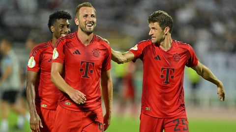 Die Bayern-Spieler Kingsley Coman, Harry Kane und Thomas Müller feiern den DFB-Pokalsieg gegen den SSV Ulm 1846