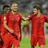 Die Bayern-Spieler Kingsley Coman, Harry Kane und Thomas Müller feiern den DFB-Pokalsieg gegen den SSV Ulm 1846