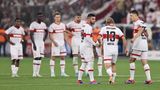 Spieler des VfB Stuttgart trösten Frans Krätzig, nachdem dieser im Supercup gegen Leverkusen einen Elfmeter verschießt