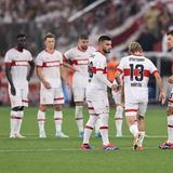 Spieler des VfB Stuttgart trösten Frans Krätzig, nachdem dieser im Supercup gegen Leverkusen einen Elfmeter verschießt
