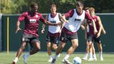 Training beim FC Augsburg: Keven Schlotterbeck im Zweikampf gegen Samuel Essende