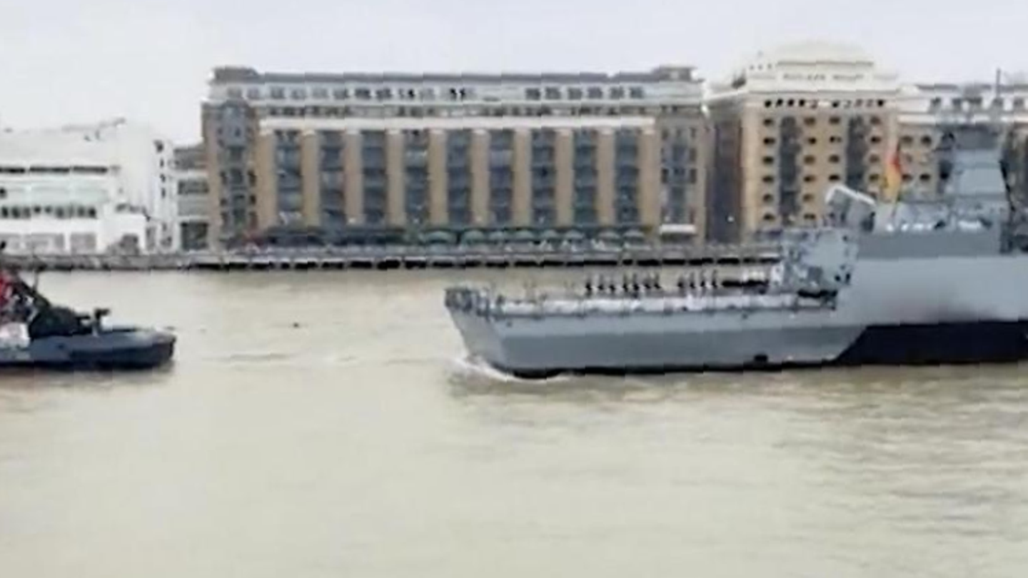 "Darth Vader" auf der Themse: Deutsches Marineschiff &uuml;berrascht London mit bekanntem "Star Wars"-Lied