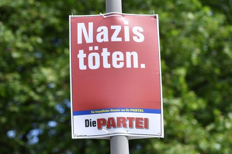 Wahlplakat "Nazis töten." von Die Partei.