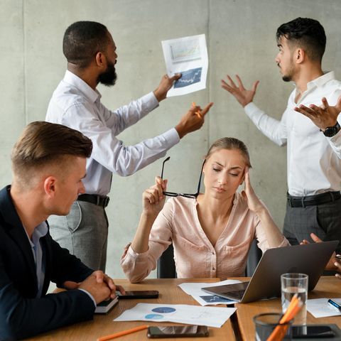 Kollegen zoffen sich im Job