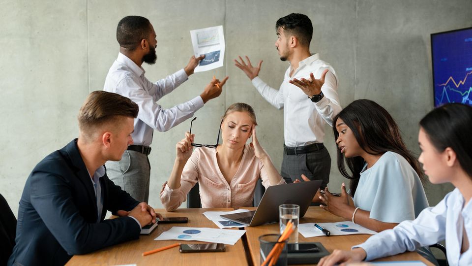 Kollegen zoffen sich im Job