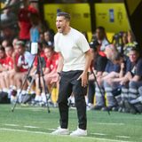 Zwei Jahre lang versuchten die BVB-Bosse mit Edin Terzic mit Gewalt eine Harmonie wie in besten Klopp-Zeiten zu erzwingen. Und erfolglos war das zweifelsohne nicht – doch neben dem ersten Champions-League-Finale seit 2013 stand im letzten Jahr in der Bundesliga nur ein enttäuschender fünfter Platz und zu viele schwache Auftritte. Wohl auch ein Grund, warum Terzic seinen Hut nahm und Co-Trainer Nuri Sahin ins erste Glied rückte.   Und der Spielmacher der glorreichen Zeiten Anfang der 2010er-Jahre zeigte von Beginn an: Hier wird nicht mehr gekuschelt, sondern malocht. Wo Terzic auf Umarmung setzte, nutzt Sahin eher den Tritt in den Allerwertesten. Wechselstreitigkeiten um Youssoufa Moukoko und Talent Paris Brunner moderierte er mit einer fast vergessenen Härte ab. Mit Sahin ist ein neuer Ton beim BVB eingezogen: härter, rauer, konfrontativer nach innen und außen. Genau das Richtige, um in der kommenden Saison nicht wieder von Lustlos-Auftritt zu Lustlos-Auftritt in der Liga zu trotten.