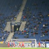 Der 1. FC Köln: abgestiegen. Der Hamburger SV: Mittlerweile Dino der 2. Liga. Schalke 04: Im Unterhaus immer noch nicht auf die Beine gekommen. Und auch bei der Hertha aus Berlin pfeift im kommenden Jahr wieder nur zweitklassiger Wind durch das Olympiastadion. Stattdessen spielen in der 1. Bundesliga Vereine wie Kiel, Heidenheim, Hoffenheim, Augsburg und Mainz 05. Bei allem Respekt: Die Clubs haben es sich verdient, doch Zuschauermagneten sind sie nicht gerade.   Wenn jetzt auch noch die großen Namen wie Bayern, Dortmund, Frankfurt oder Stuttgart wegen ihrer internationalen Einsätze auf einem Sonntag spielen, dürfen wir uns auf eine zuschauertechnisch sehr familiäre Samstagskonferenz "freuen".   Schon nach wenigen Spieltagen wird feststehen: Auch in dieser Saison hat die 2. Bundesliga einen höheren Zuschauerschnitt als das Oberhaus. Von den TV-Quoten ganz zu Schweigen. Bei den zu erwartenden Paarungen kein Wunder.