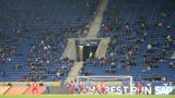 Der 1. FC Köln: abgestiegen. Der Hamburger SV: Mittlerweile Dino der 2. Liga. Schalke 04: Im Unterhaus immer noch nicht auf die Beine gekommen. Und auch bei der Hertha aus Berlin pfeift im kommenden Jahr wieder nur zweitklassiger Wind durch das Olympiastadion. Stattdessen spielen in der 1. Bundesliga Vereine wie Kiel, Heidenheim, Hoffenheim, Augsburg und Mainz 05. Bei allem Respekt: Die Clubs haben es sich verdient, doch Zuschauermagneten sind sie nicht gerade.   Wenn jetzt auch noch die großen Namen wie Bayern, Dortmund, Frankfurt oder Stuttgart wegen ihrer internationalen Einsätze auf einem Sonntag spielen, dürfen wir uns auf eine zuschauertechnisch sehr familiäre Samstagskonferenz "freuen".   Schon nach wenigen Spieltagen wird feststehen: Auch in dieser Saison hat die 2. Bundesliga einen höheren Zuschauerschnitt als das Oberhaus. Von den TV-Quoten ganz zu Schweigen. Bei den zu erwartenden Paarungen kein Wunder.