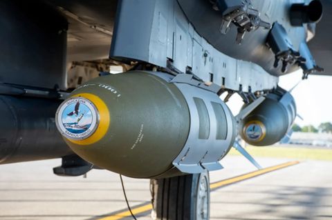 Die Quicksink-Bombe - hier an einer F-15 montiert.