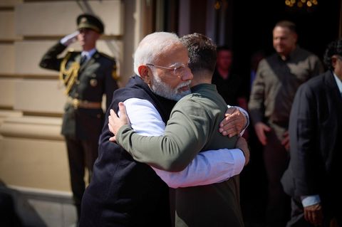 Narendra Modi schließt Selenskyj zur Begrüßung in die Arme