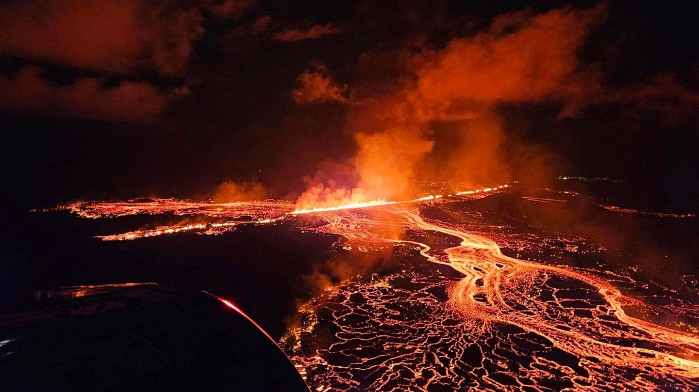 Vulkanausbruch auf Island: Aus kilometerlangem Riss sprudelt Lava ...