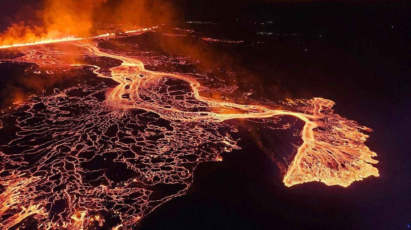 Island, Grindavik: Lava nach einem Vulkanausbruch Island, Grindavik: Lava nach einem Vulkanausbruch