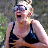 Auch Sarah Knappik war mit dabei. Und in puncto Lautstärke konnte die 37-Jährige mit Miras locker mithalten. Beide saßen auf einer Wippe und wurden regelmäßig ins dreckige Wasser getaucht. Dabei mussten sie Fragen beantworten