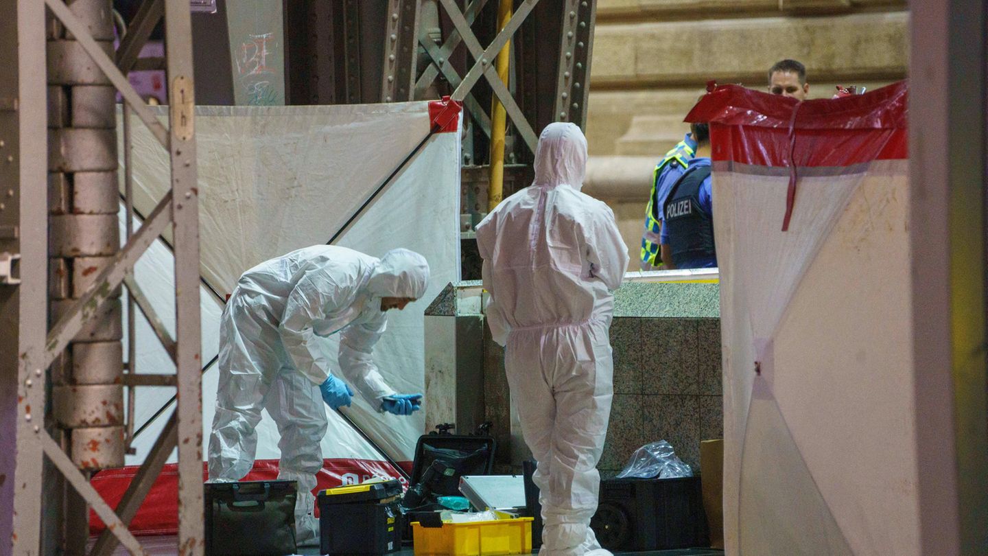 Spurensicherung nach einem Mord am Frankfurter Hauptbahnhof