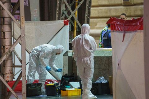 Spurensicherung nach einem Mord am Frankfurter Hauptbahnhof