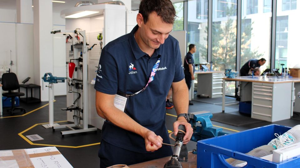 Orthopädietechnikmeister Julian Napp leistet Hightech-Arbeit in der Paralympischen Werkstatt.