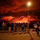 Schaulustige bei einem Vulkanausbruch