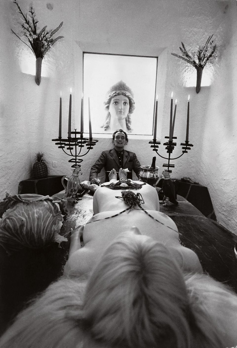 Fotografie: Salvador Dali inszeniert die Schauspielerin Lotte Tarp als makabre Mahlzeit Salvador Dali inszeniert die Schauspielerin Lotte Tarp als makabre Mahlzeit