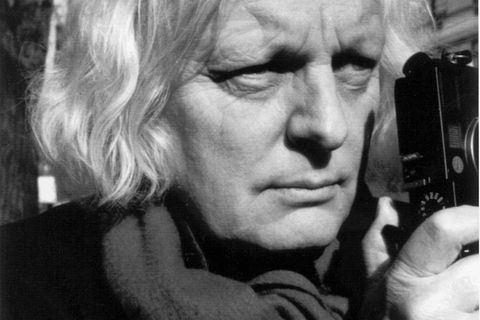 Der Fotograf Werner Bokelberg mit einer Kamera