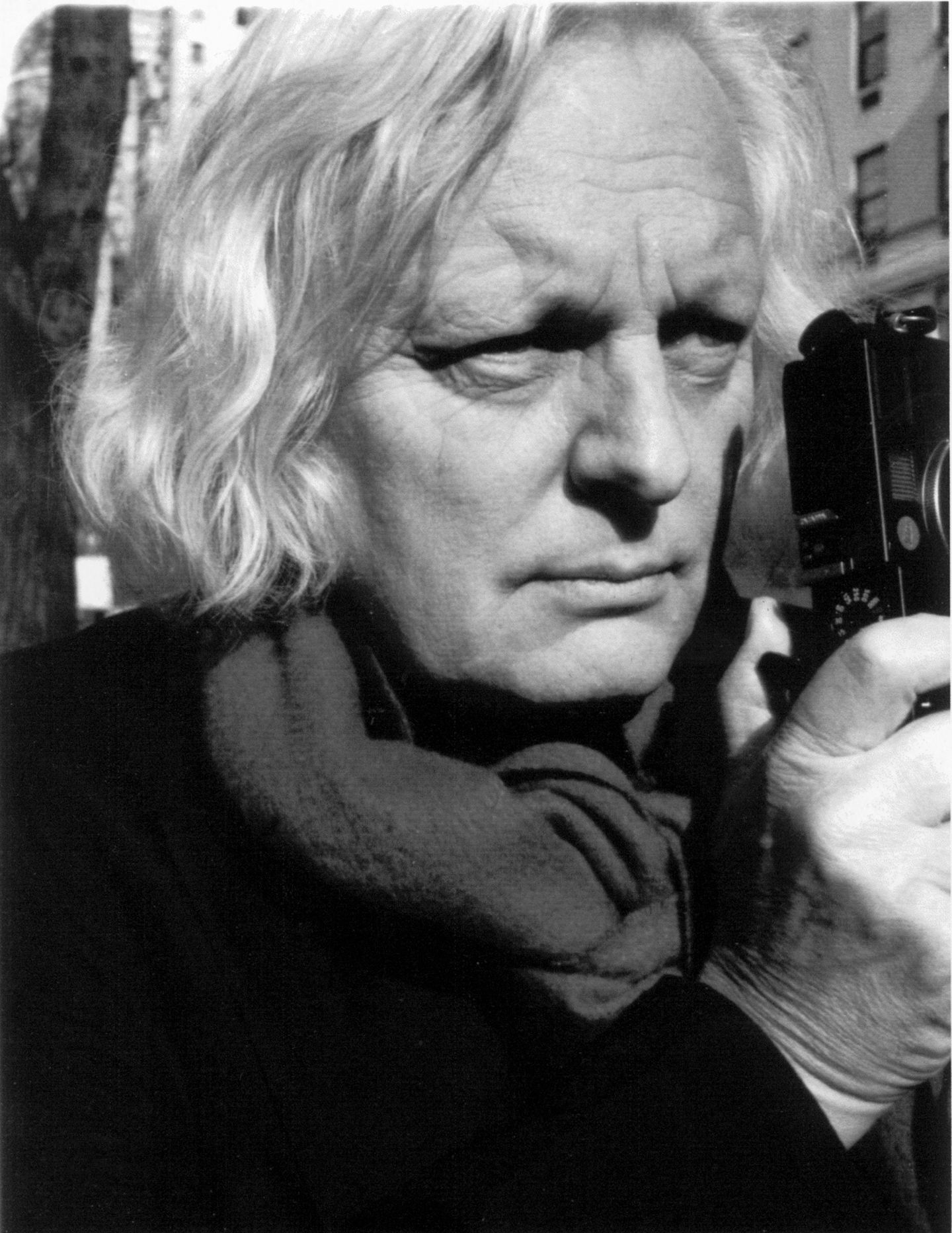 Der Fotograf Werner Bokelberg mit einer Kamera