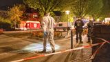 Die Polizei sicherte die ganze Nacht über den Tatort; Einsatzkräfte fahndeten nach dem flüchtigen Täter