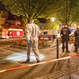 Die Polizei sicherte die ganze Nacht über den Tatort; Einsatzkräfte fahndeten nach dem flüchtigen Täter