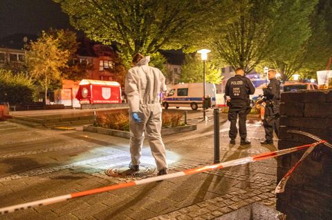 Die Polizei sicherte die ganze Nacht über den Tatort; Einsatzkräfte fahndeten nach dem flüchtigen Täter