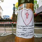 "Wir vergessen euch niemals, denn ihr lebt in unseren Herzen weiter": Mit einem selbstgeschriebenen Beileidsschreiben drückt eine unbekannte Person in der Solinger Innenstadt ihre Trauer nach der Messerattacke aus