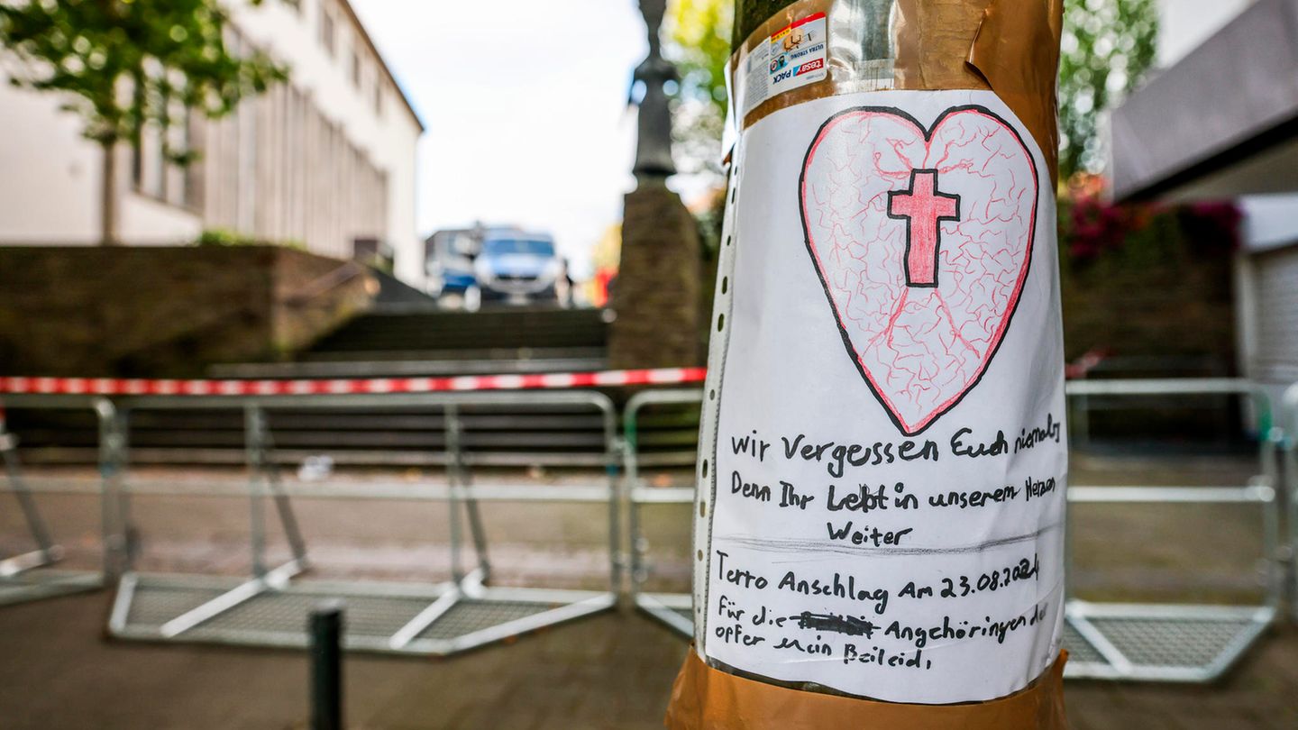 "Wir vergessen euch niemals, denn ihr lebt in unseren Herzen weiter": Mit einem selbstgeschriebenen Beileidsschreiben drückt eine unbekannte Person in der Solinger Innenstadt ihre Trauer nach der Messerattacke aus