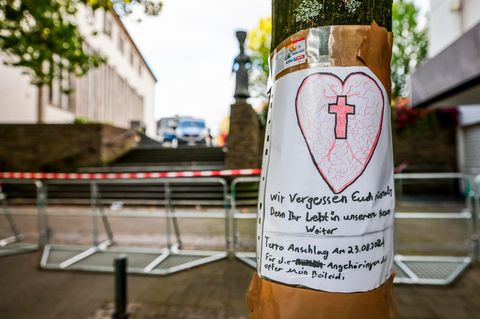 Nach der Messerattacke auf dem Stadtfest in Solingen hängt ein selbstgeschriebenes Beileidsschreiben an einem Baum