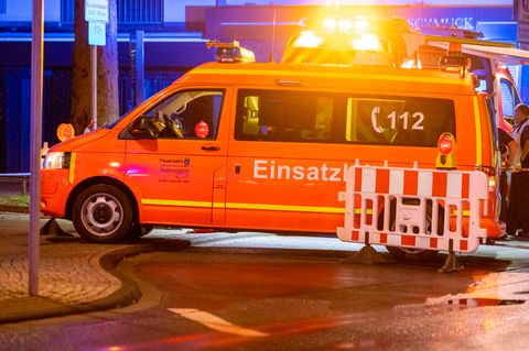 Ein Rettungswagen fährt auf das Gelände des Stadtfestes in Solingen