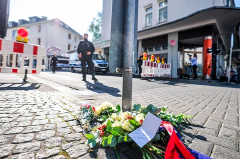 Blumen liegen in der Nähe des Tatorts in der Solinger Innenstadt