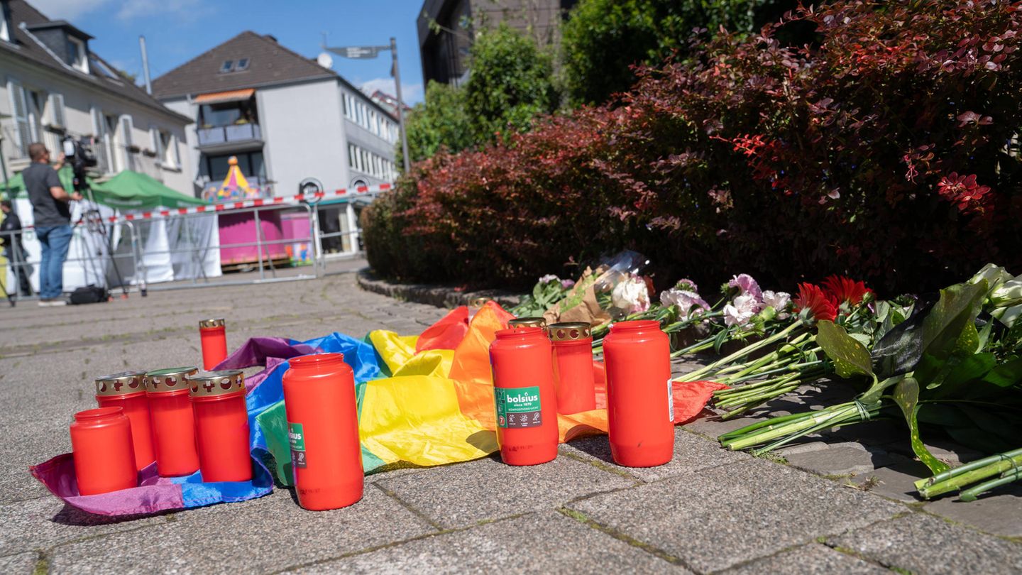 Anschlag Solingen - Kerzen und Blumen auf Gehweg Anschlag Solingen - Kerzen und Blumen auf Gehweg