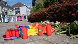 Anschlag Solingen - Kerzen und Blumen auf Gehweg