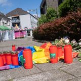 Anschlag Solingen - Kerzen und Blumen auf Gehweg