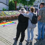 Trauernde Menschen in Solingens Innenstadt